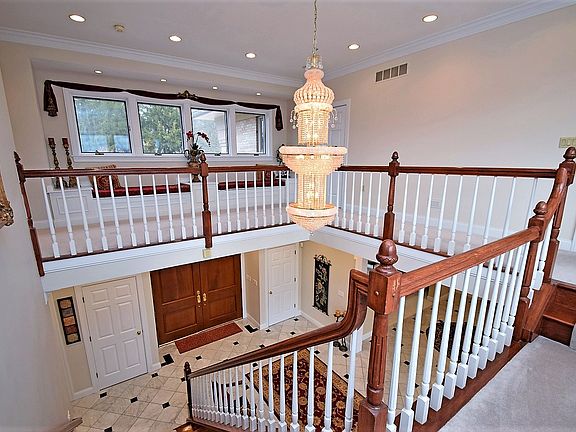 4th image of 7975 Annesdale Dr