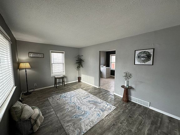5th image of 131 Joy Dr
