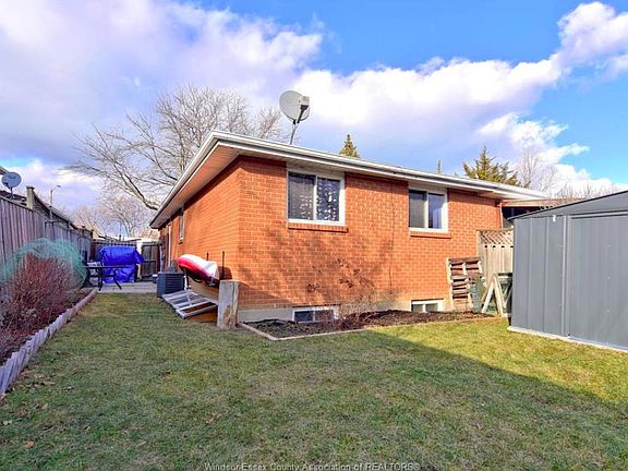 2nd image of 9833 Lynngrove Cres