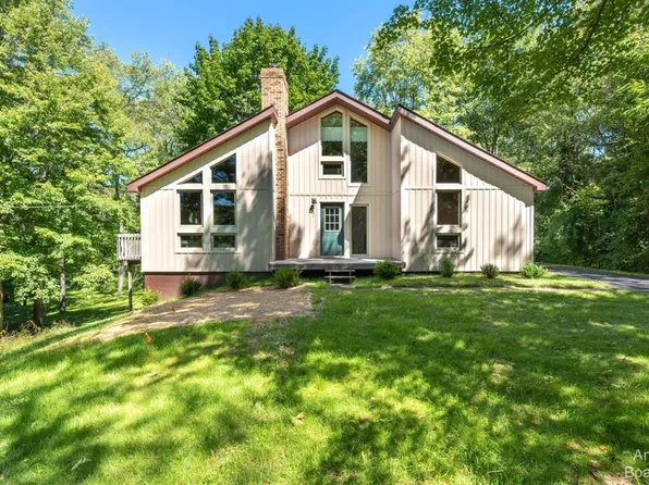 2621 Simpson Dr, Chelsea, MI 48118