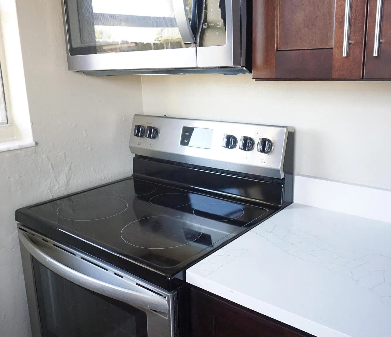 2 bed, 1.0 bath, 650 sqft, $1,600 — Photo 3