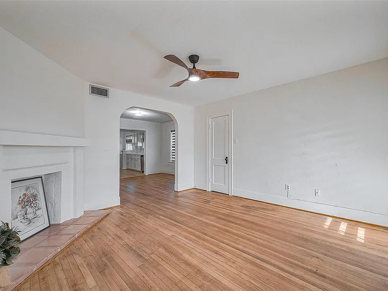 1614 Ridgewood St — Photo 2