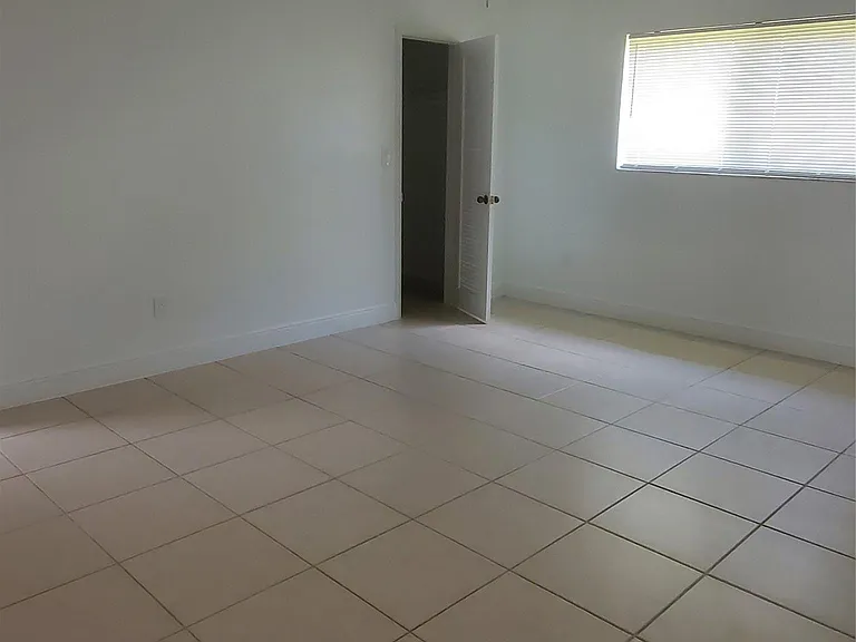 1421 NW 114th Ave — Photo 11