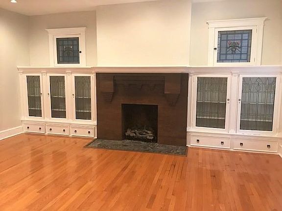 THis is a close up of the 2nd (yes: 2nd) gas burning log fireplace. This apartment is amazing.