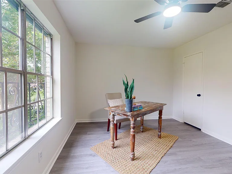 811 Devonport Ln — Photo 23