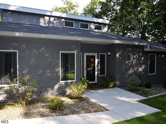 2nd image of 523 Oakwood Dr