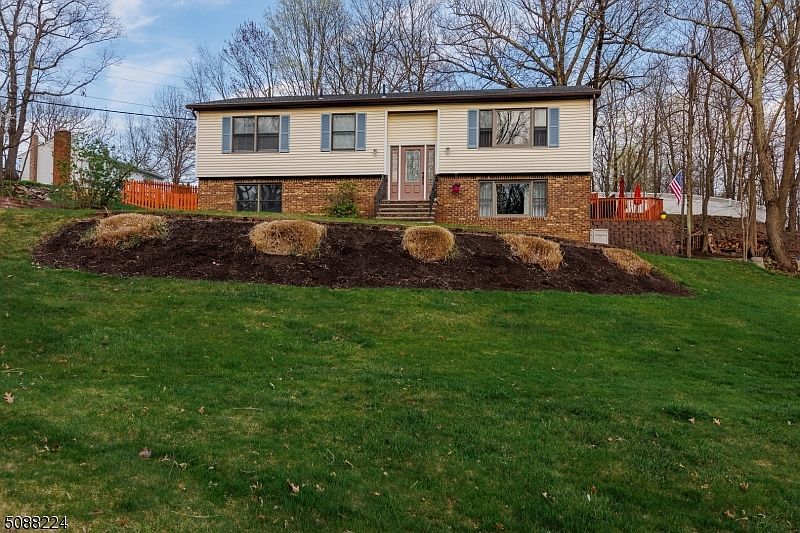 1st image of 2 Tanglewood Dr
