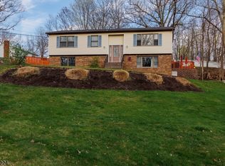 2 Tanglewood Dr, Highland Lakes, NJ 07422