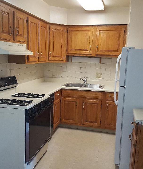 1st image of 870 Westmoreland Dr APT 2