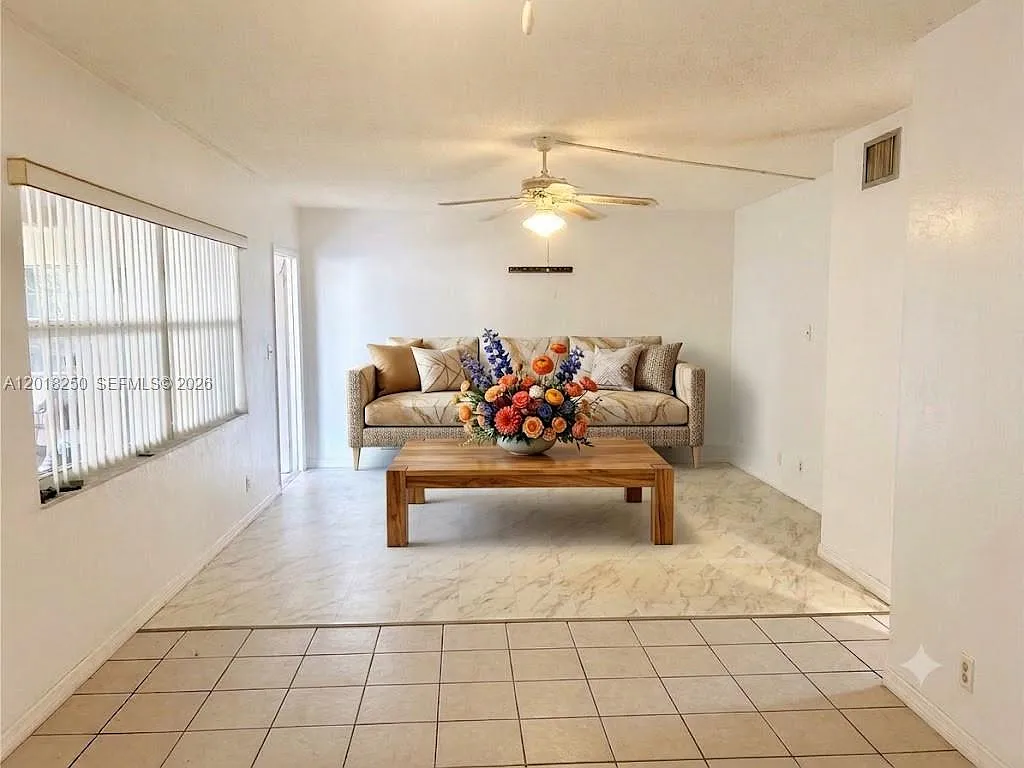 Hampton Court Condo — Photo 2