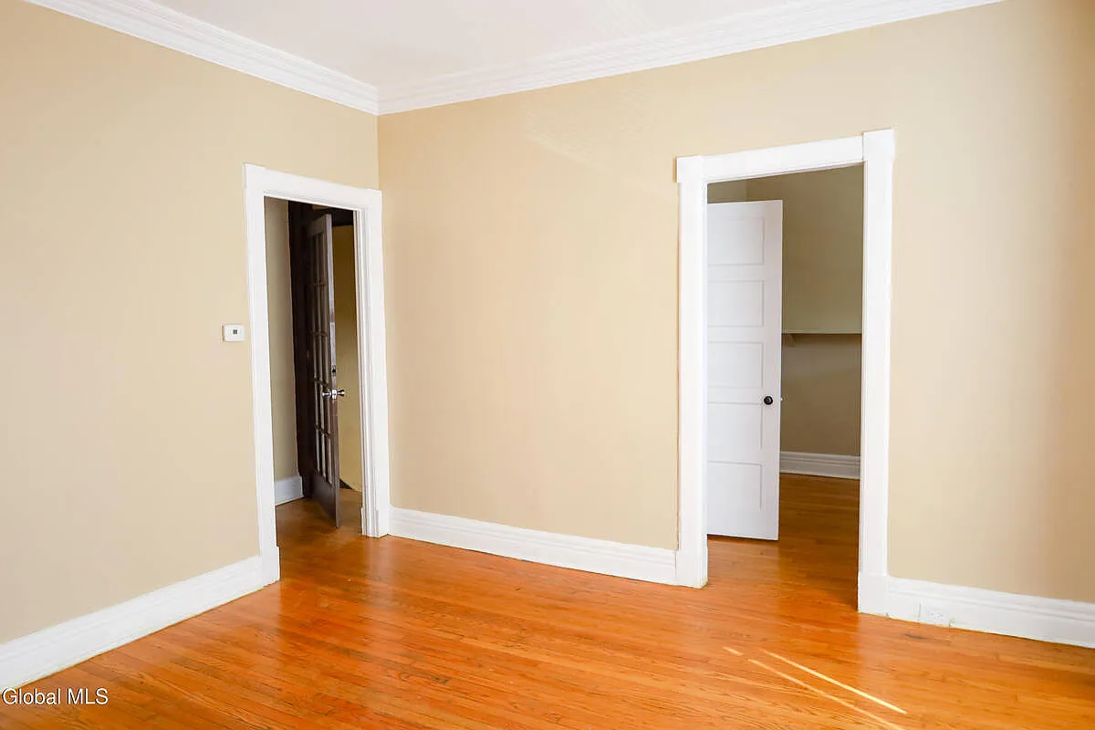 4 bed, 1.0 bath, 1588 sqft, $2,200 — Photo 4