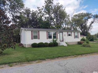 900 W Fackney St, Carmi, IL 62821