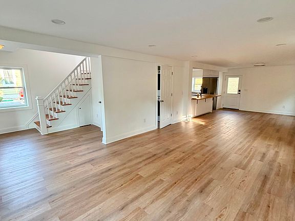 3rd image of 170 Sunnyside Ave