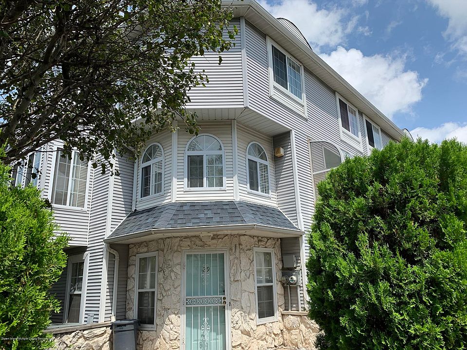 1st image of 29 Country Dr N