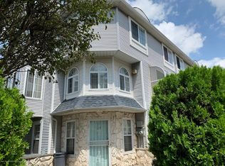 29 Country Dr N, Staten Island, NY 10314