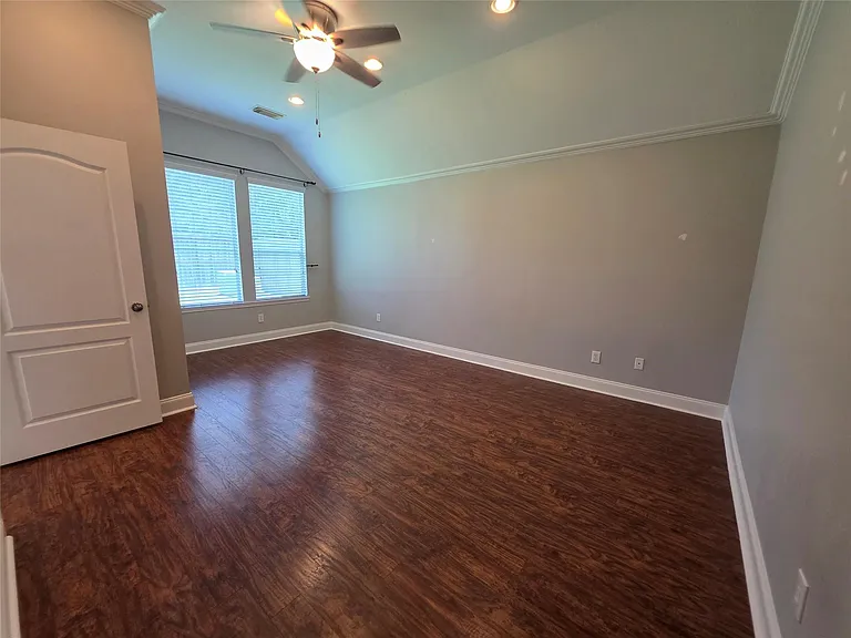 395 Livingstone Ln — Photo 6
