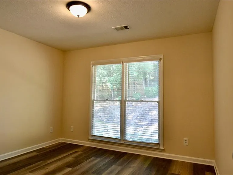 911 Oakwood Dr — Photo 25