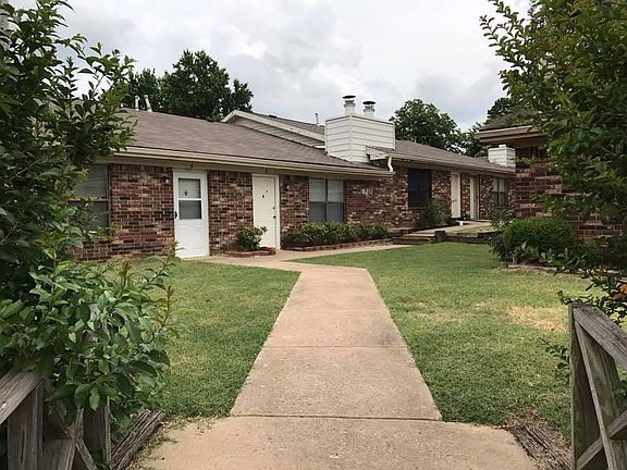 2nd image of 820 Hardy Springs Cir APT B