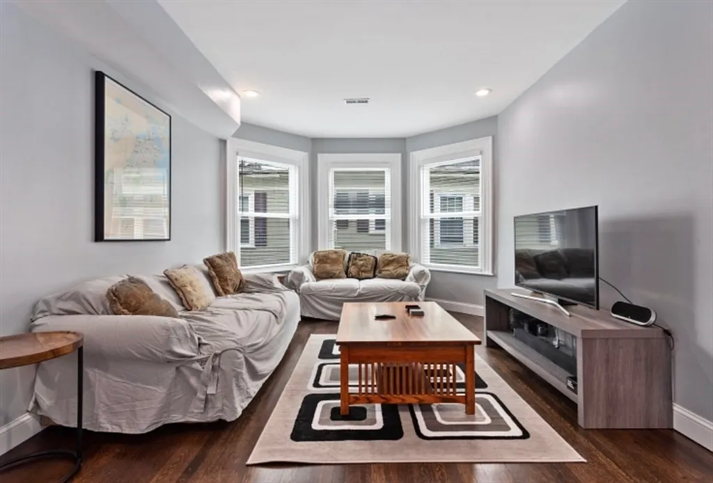 3 bed, 1.0 bath, 1394 sqft, $3,400 — Photo 1