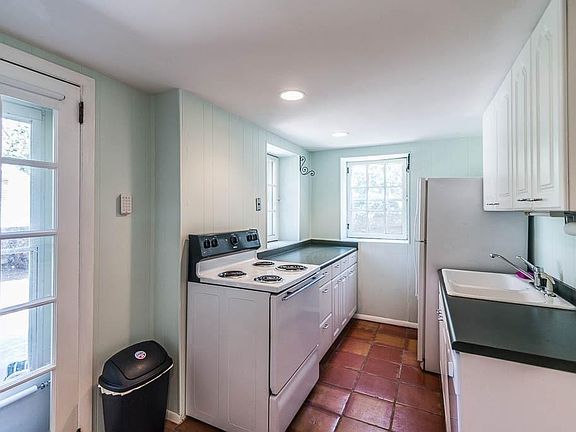 2nd image of 800 E Morningside Dr NE