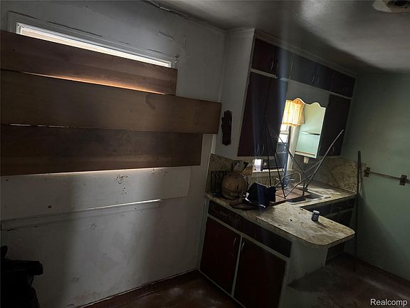 3rd image of 2321 Levern St