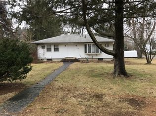 7 Hull Pl, East Northport, NY 11731