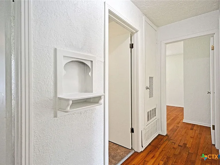 268 E Mill St — Photo 13