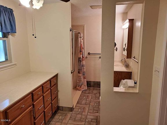 5th image of 2406 Clairmont Ave
