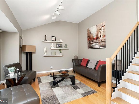 3rd image of 15 Ovington Dr