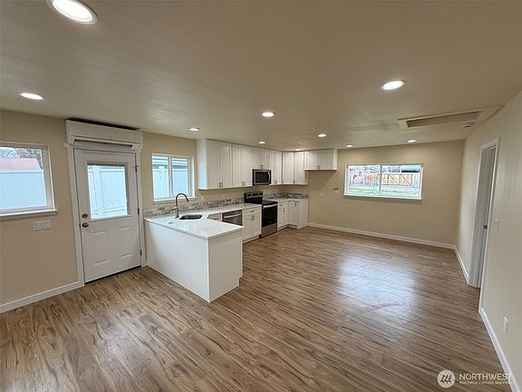 5th image of 313 W 11th Avenue