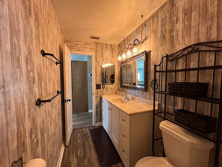 630 Queens Cir — Photo 15