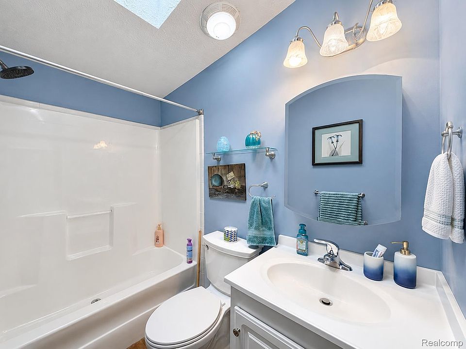 551 Twin Lakes Dr, photo 21