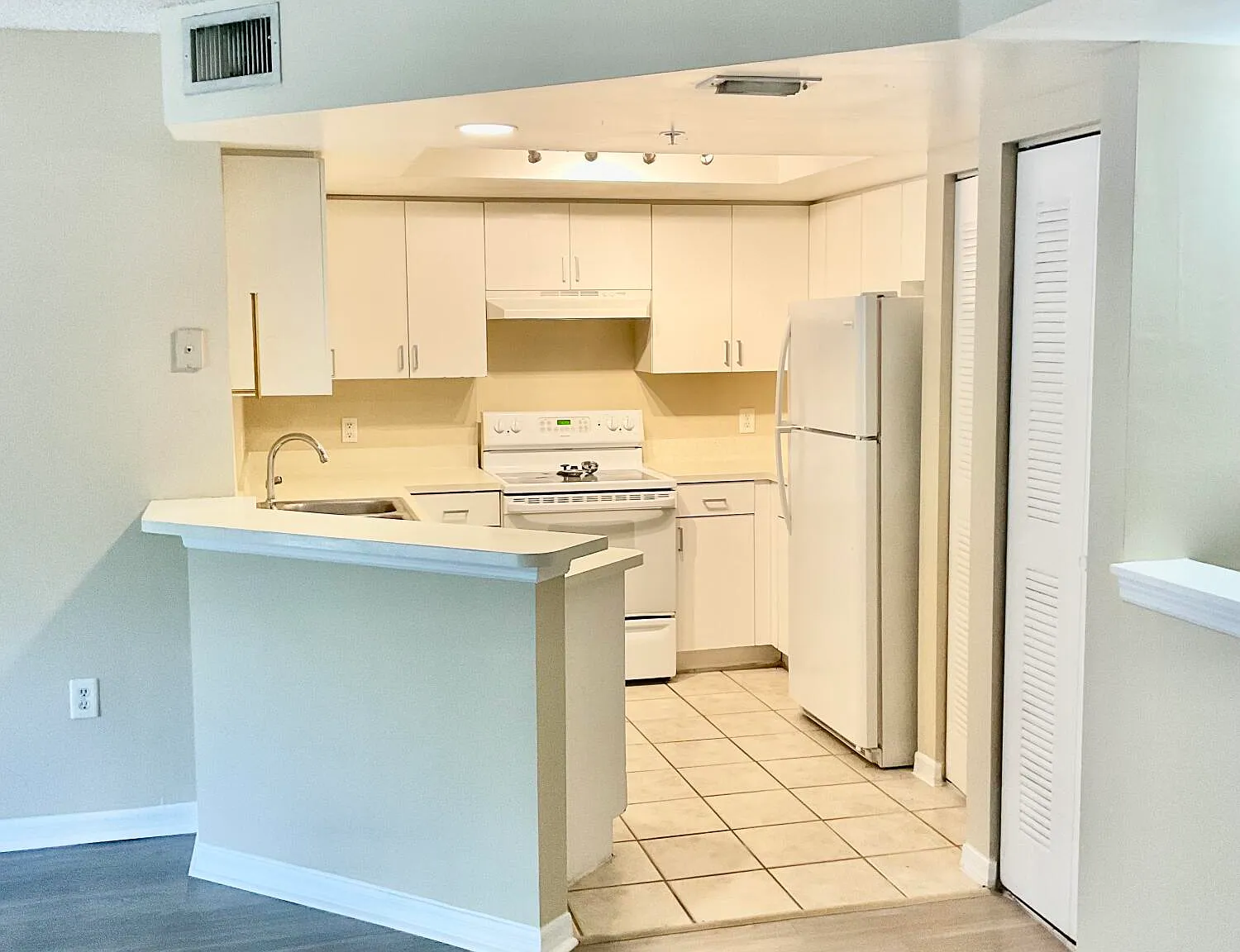 2 bed, 2.0 bath, 1026 sqft, $2,300 — Photo 1