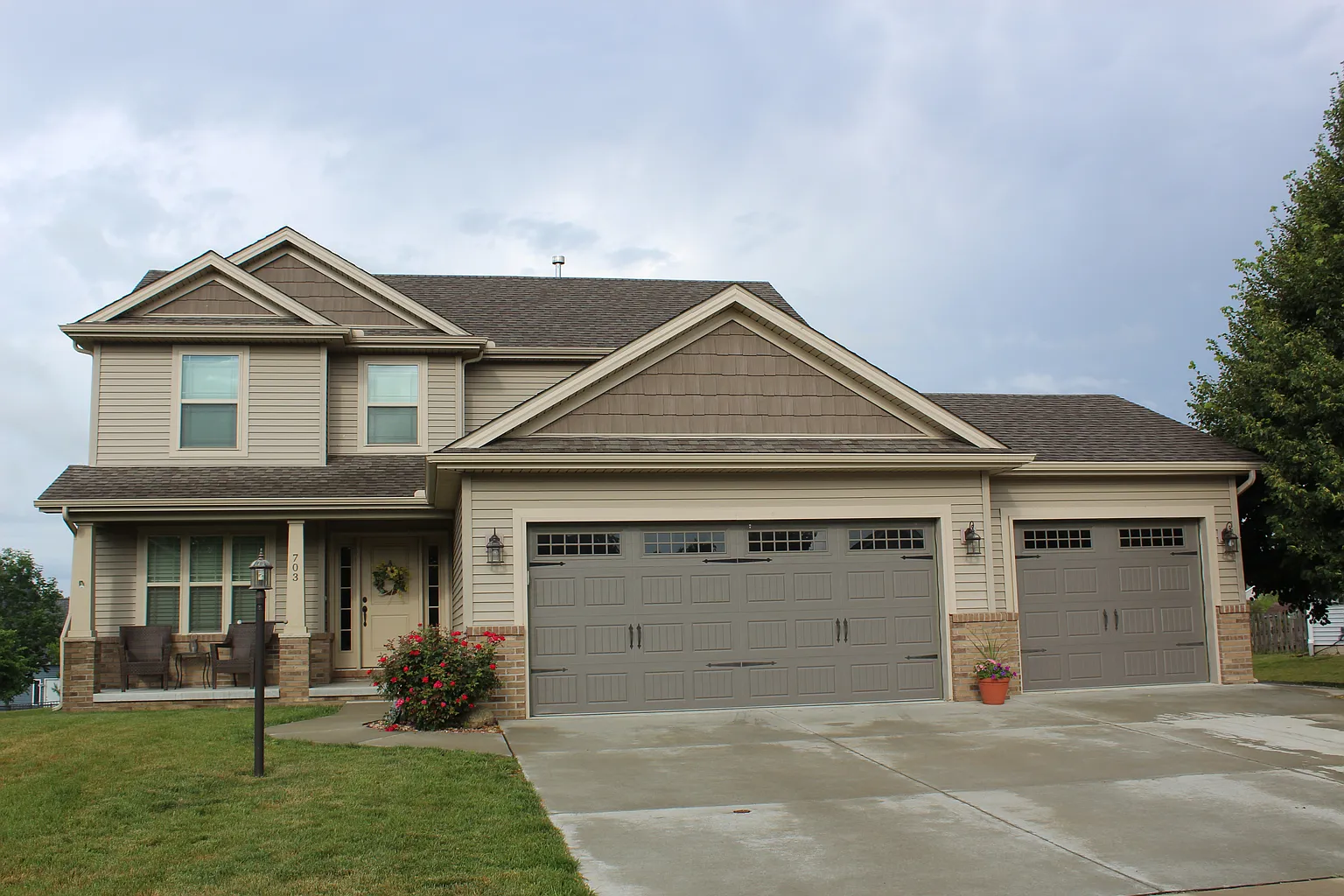 703 Heather Dr photo 1