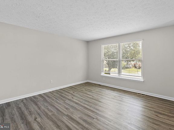 4th image of 623 Sandy Ridge Dr