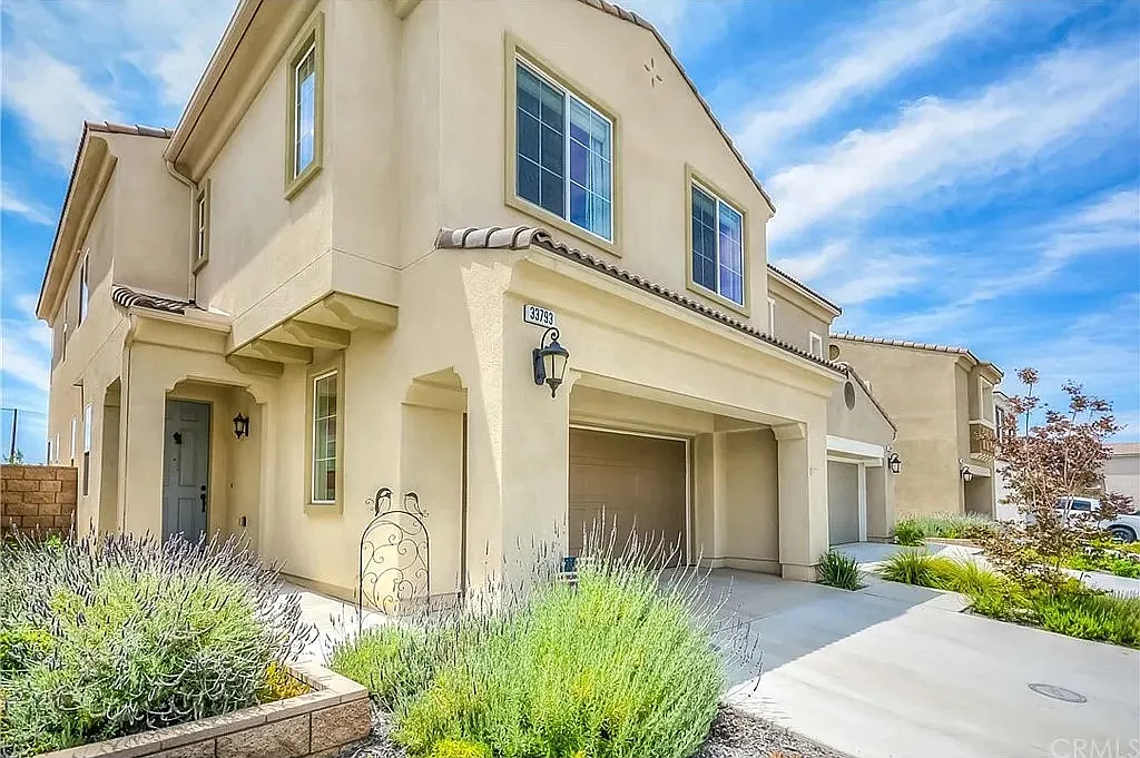 3 bed, 2.5 bath, 1984 sqft, $3,500 — Photo 1