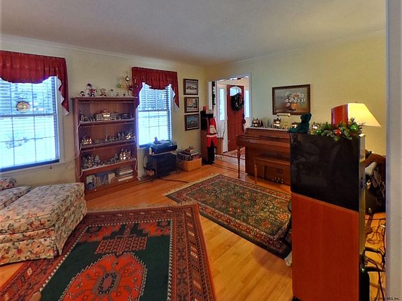 5th image of 12 Brookside Dr