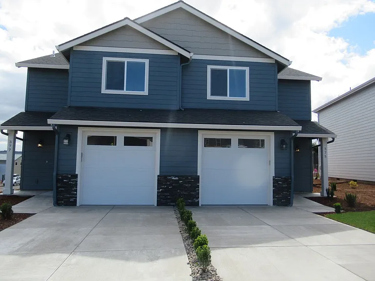 Newer Three Bedroom Duplex — Photo 3