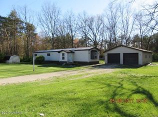 7951 N Amy School Rd, Howard City, MI 49329