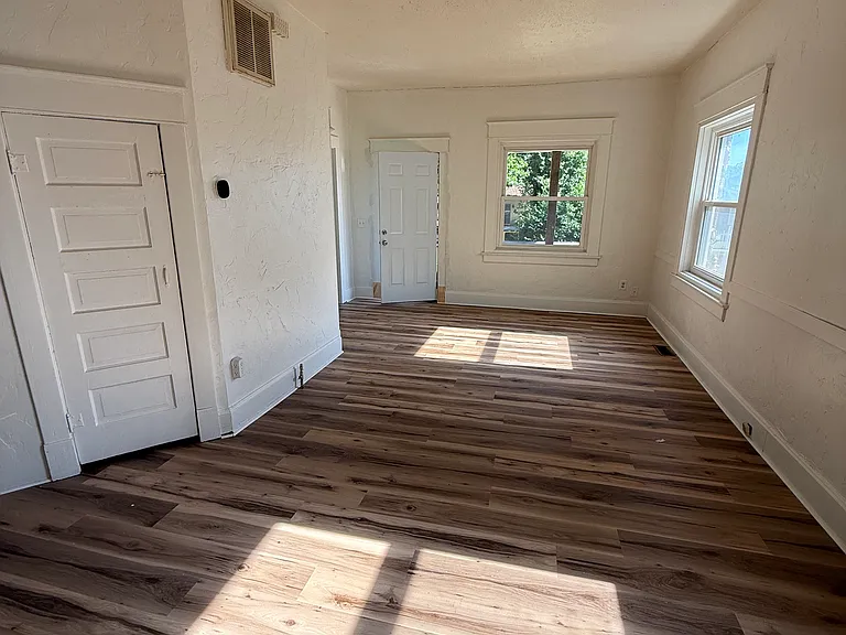 1428 W Central St — Photo 2