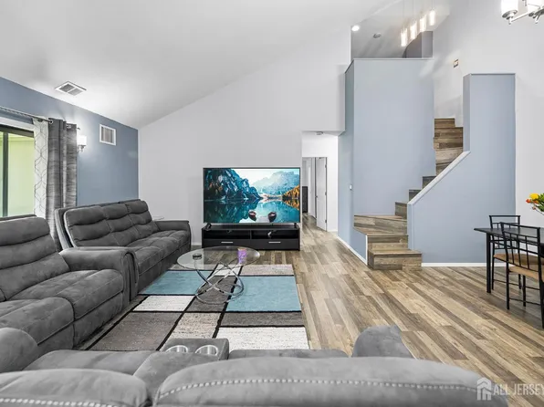 1904 Bayhead Dr, Parlin, NJ 08859
