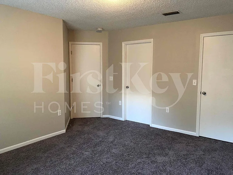 2137 Featherwood Dr W — Photo 6