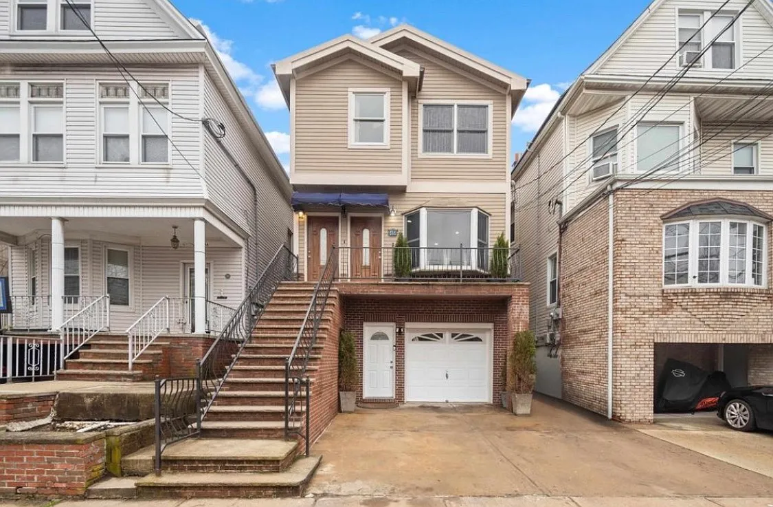3 bed, $2,800 — Photo 1