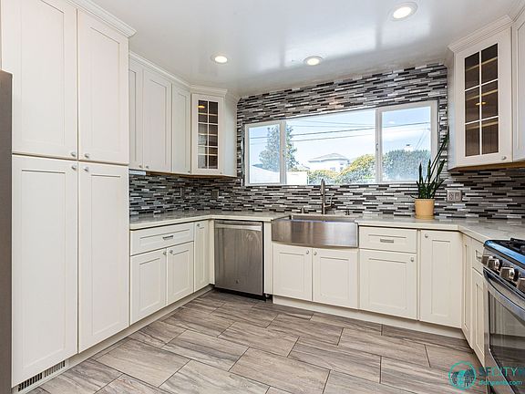 4th image of 1410 Sloat Blvd