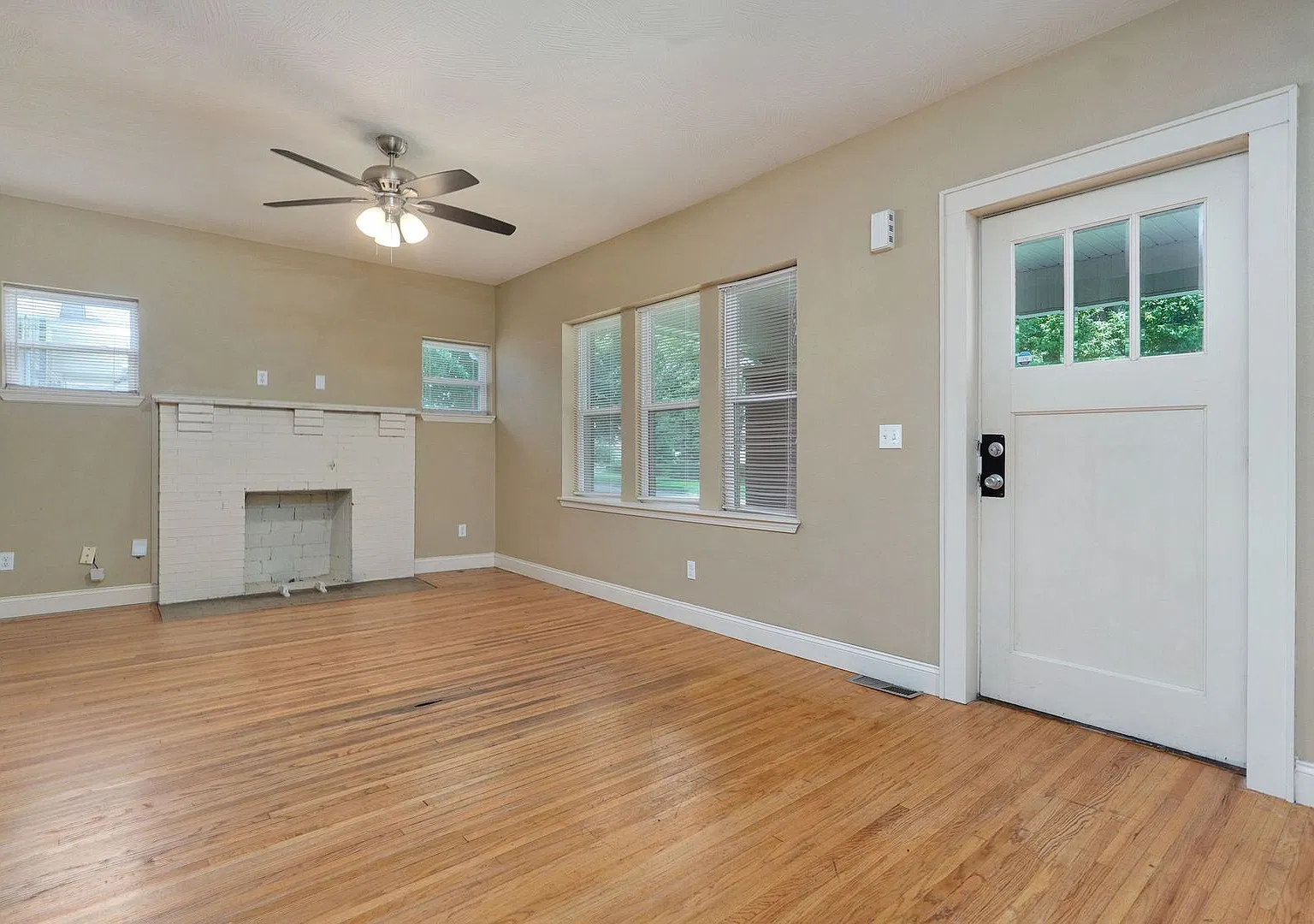 Spacious 4 Bed / 2 Bath Home with Loft & Huge Backyard 2 Blocks from MSU! — Photo 4