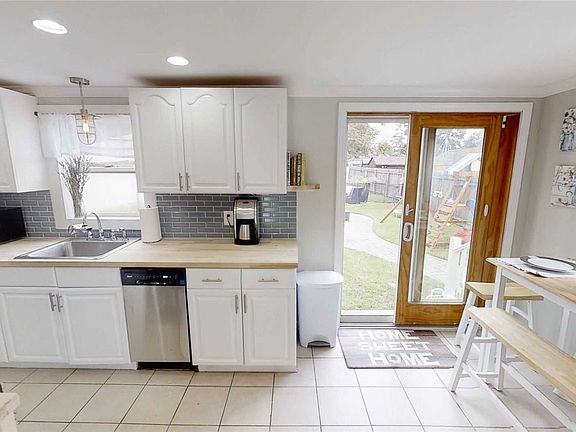 5th image of 235 Carman St