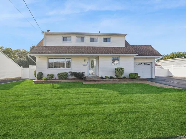 532 Alwick Avenue, West Islip, NY 11795
