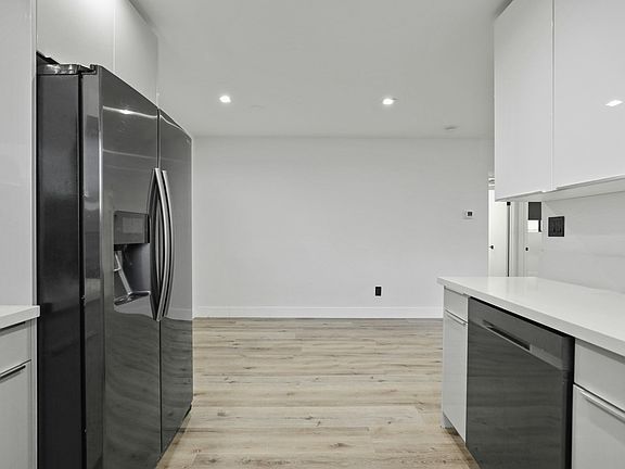 3rd image of 955 N Oxford Ave #8