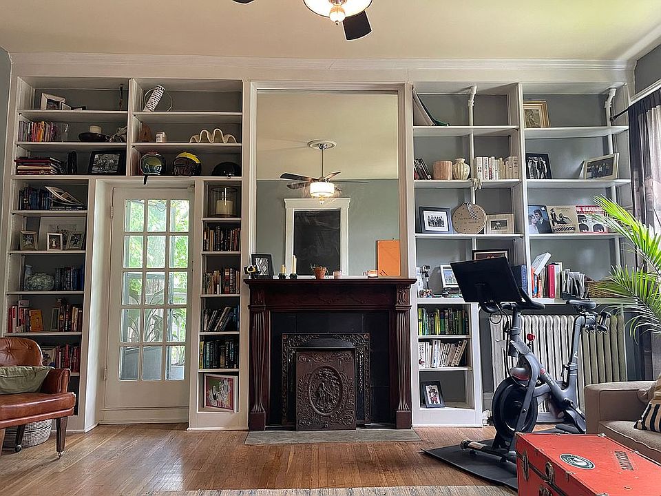 Wall to wall bookshelfs 