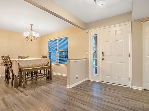 5th image of 525 Arlington Ln